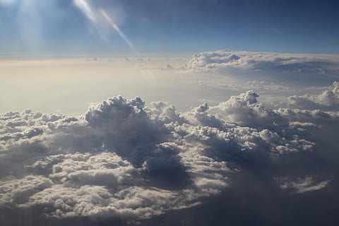 Wolken, Ebene, Aussicht, über den Wolken, Flugzeugansicht, Natur, Schönheit in der Natur, wolke - himmel, Himmel, Ruhe, Wolkengebilde, Szenen - Natur, ruhige Szene, keine Leute, Tag, Sonnenlicht, draußen, idyllisch, flauschige, Weichheit, Flachwinkelansicht, majestätisch, Sonnenstrahl, Hintergründe, Meteorologie, hell erleuchtet, 5K, CC0, gemeinfrei, lizenzfrei