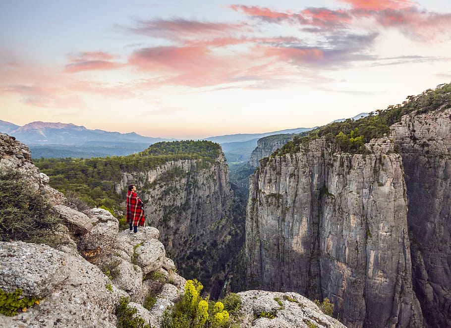 persona, vermell, samarreta, al costat, vora, de peu, frontal, penya-segat, durant el dia, l g, g e, l i, v a, d, d i, és, s i, naturalesa, a l'aire lliure, senderisme, muntanya, rock - object, aventura, escenics, gent, paisatge, homes, esport, recerca recreativa, una persona, motxilla, adult, cim de muntanya, viatjar, cel, només adults, un sol home, només homes, bellesa a la natura, escenics - natura, núvol - cel, rock, sòlid, escena no urbana, activitat d'oci, persones reals, formació de roca, estils de vida, escena tranquil·la, tranquil·litat, Serra, formació, 2K