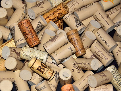 tappi bottiglia marrone, tappi di sughero, schieramento, sfondo, forma, vino, oggetto, preparativi, collezione, molti, gruppo, nessuno, riga, modello, grande gruppo di oggetti, tappo di sughero, fotogramma intero, sfondi, tappo di vino, abbondanza, vista dall'alto, in casa, testo, scelta, variazione, bere, alcool, natura morta, rinfresco, cibo e bevande, direttamente sopra, comunicazione, 4K, CC0, dominio pubblico, privo di copyright