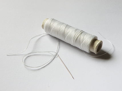 bobina, suprafaţă, ac, fir, role, alb, cusut, nici o persoana, repararea, fundal alb, a închide, artă și sculptură, în interior, creativitate, studio shot, natură moartă, textil, vedere în unghi mare, ambarcațiune, articole de cusut, ac de cusut, lână, masa, material, moliciune, 2K, CC0, domeniu public, fără drepturi de autor