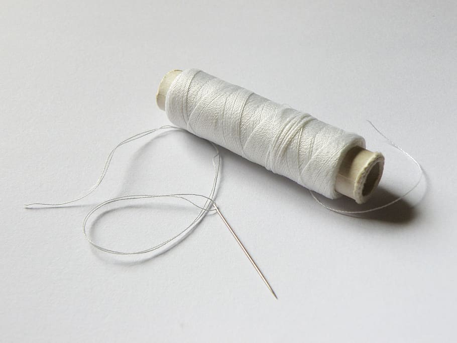 bobina, suprafaţă, ac, fir, role, alb, cusut, nici o persoana, repararea, fundal alb, a închide, artă și sculptură, în interior, creativitate, studio shot, natură moartă, textil, vedere în unghi mare, ambarcațiune, articole de cusut, ac de cusut, lână, masa, material, moliciune, 2K