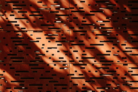 Nahansicht, Foto, braun, Wand, Schatten, Blöcke, Hintergründe, Muster, texturiert, Material, abstrakt, große gruppe von gegenständen, Fülle, selektiver Fokus, keine Leute, Vollbild, die Architektur, gebaute Struktur, drinnen, Wiederholung, Flachwinkelansicht, Tag, Holz - Material, in einer Reihe, Sonnenlicht, Fenster, 5K, CC0, gemeinfrei, lizenzfrei