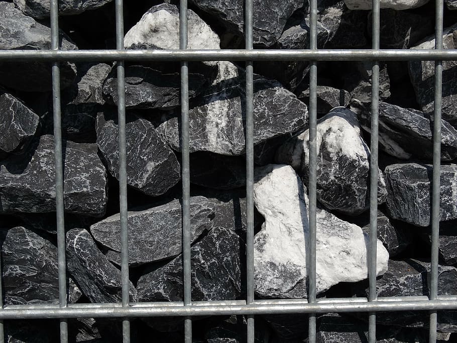 Gitter, Stein, Struktur, Wand, Steinwand, zusammen halten, eingesperrt, Mauerwerk, keine Leute, Nahansicht, Metall, Vollbild, Tag, Natur, Käfig, Blatt, Pflanzenteil, draußen, Zaun, Metallgitter, alt, Hintergründe, Barriere, Grenze, Tier, Sicherheit, Eisen - Metall, 2K