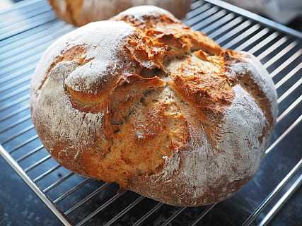 pão, assar pão, self made, crosta de pão, assar, Fatia de pão, assados, Comida, alimento básico, pão de fazendeiro, cozido, crocantes, nutrição, comida e bebida, frescura, fechar-se, ninguém, metal, pronto para comer, visão de alto ângulo, ainda vida, dentro de casa, preparação, focar em primeiro plano, churrasco, Castanho, dia, grelha de metal, calor - temperatura, grato, indulgência, cremalheira refrigerando, tentação, 4K, CC0, domínio público, royalty free