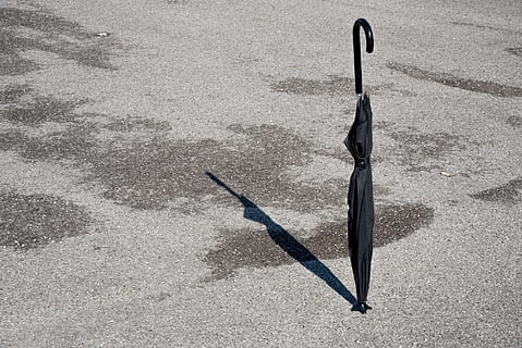 sombra, paraguas, equilibrar, Nerón, gris, nadie, de color negro, pluma, de cerca, día, al aire libre, luz del sol, vista de alto ángulo, naturaleza, metal, la carretera, tierra, soleado, arma, vertebrado, calle, ciudad, arena, transporte, 1080P, CC0, dominio público, libre de derechos