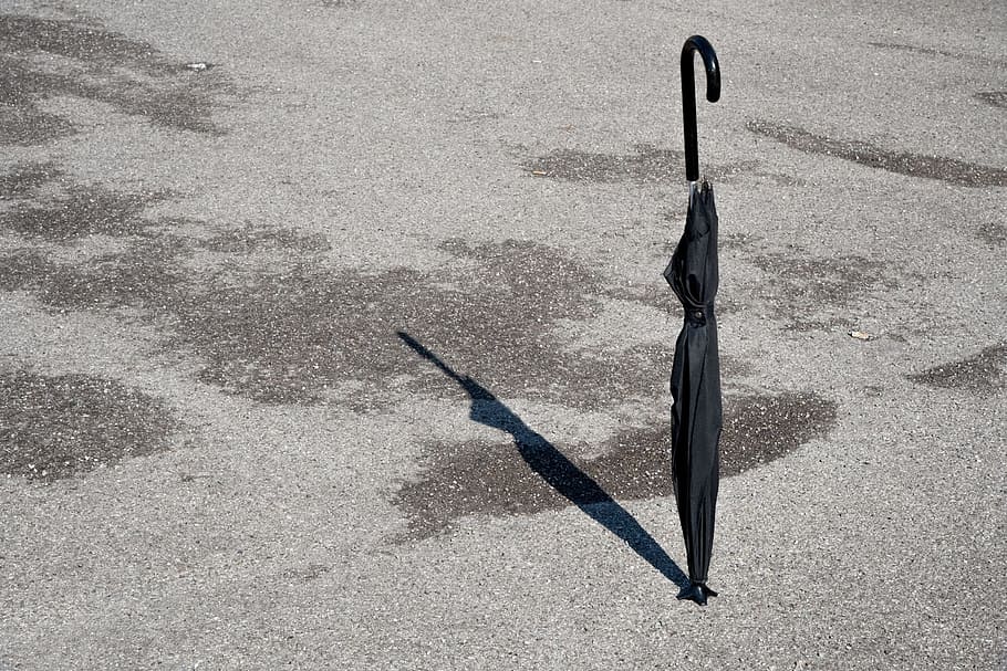 ombra, paraigua, equilibri, nero, gris, cap gent, color negre, ploma, primer pla, dia, a l'aire lliure, llum solar, vista d’angle alt, naturalesa, metall, carretera, terra, assolellat, arma, vertebrats, carrer, ciutat, sorra, transport, 1080P