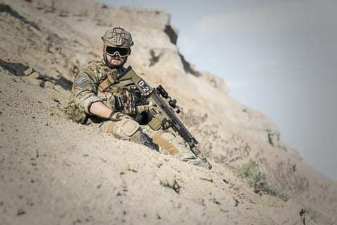 krig, ørken, pistoler, gunshow, soldat, handling, røg, sand, dom, aktiv, eventyr, ekstrem, ASG, sport, livsstil, aktivitet, udendørs, mand, gruppe, hold, eventyr rejse, rygsæk, natur, mennesker, ung, person, militær, bevæbnede styrker, kanon, våben, en person, sikkerhed, regering, voksen, hær soldat, riffel, dag, beskyttelse, jord, hær, kampene, sigter, tøj, overvågning, Specialstyrker, uniform, maskinpistol, 5K, CC0, offentligt domæne, royaltyfrie
