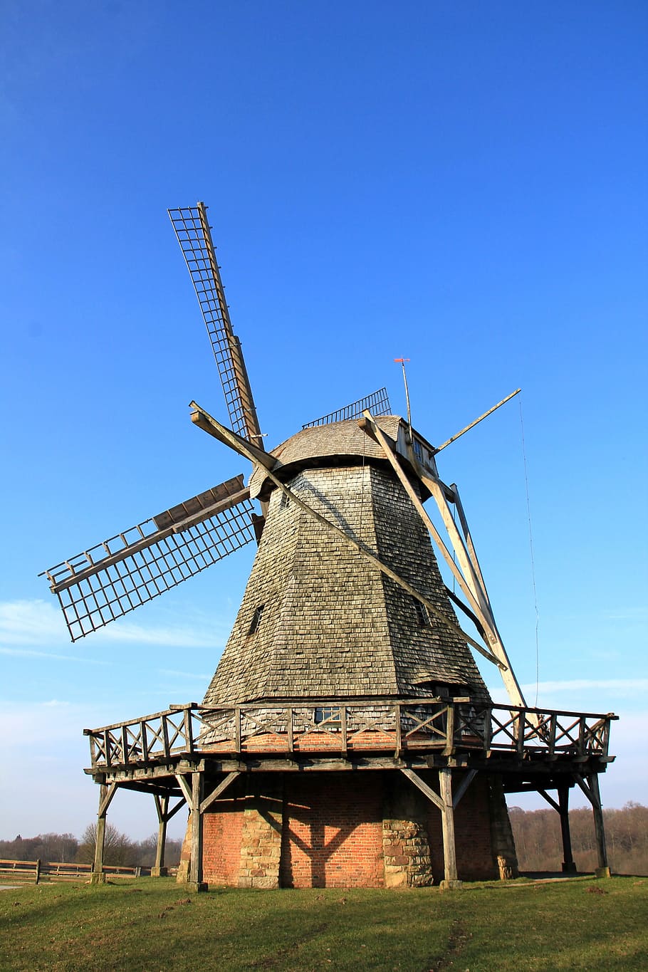 clădire, moară, moara de faina, moara de vant, energie regenerabila, Energie alternativa, Putere eoliana, turbină eoliană, combustibil și generarea de energie electrică, conservarea mediului, turbină, mediu inconjurator, cer, mori tradiționale de vânt, camp, teren, peisaj, natură, rural, zi, iarbă, albastru, construită, cer senin, nici o persoana, în aer liber, 5K