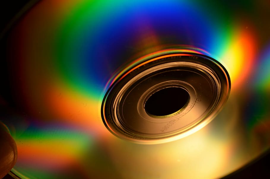 persona que sosté el disc, cd, cd cd rom, ordinador, disc, disc dur, multicolor, primer pla, cap gent, arc de Sant Martí, forma geomètrica, a l'interior, tir de l'estudi, resum, cercle, centrar-se en primer pla, forma, refracció, llum - fenomen natural, sol objecte, enfocament selectiu, fons negre, il·luminat, fons, menjar i beguda, lent - instrument òptic, vida nocturna, psicodèlic, 4K