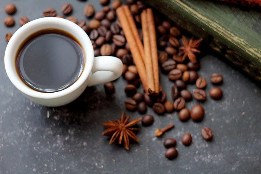 blanc, ceràmica, tassa de cafè, al costat, comptes de cafè, llibre, cafè, quadern, marró, beure cafè, latte, primer pla, tassa, menjar, postres, esmorzar, vacances, negocis, menjar i beguda, cafè - beguda, beure, frescor, refresc, gra de cafè torrat, espècia, taula, natura morta, cafeïna, beguda calenta, anís estrellat, canyella, cap gent, vaixella, 1080P