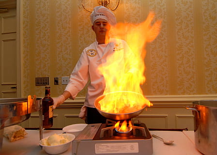 šéfkuchař, použitím, smažení, pánev, svítí, oheň, uvnitř, kuchyně, zástupce šéfkuchaře, plamen, stůl, připravuje se, jídlo, příprava, show, vzrušující, hořící, teplota - teplota, jedna osoba, pouze jeden muž, požár - přírodní jev, kuchyňské nádobí, domácí místnost, jídlo a pití, dospělý, vybavení domácností, kamna, spotřebič, pánev na vaření, obsazení, dovednost, připravování jídla, 1080P, CC0, veřejná doména, bez autorských práv