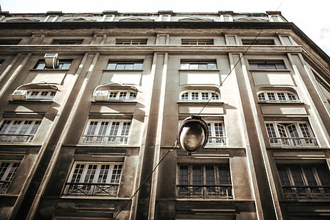 Lowangle-Fotografie, grau, Beton, Gebäude, wolkig, Himmel, Weiß, braun, tagsüber, die Architektur, hoch schauen, Fenster, Perspektive, Flachwinkelansicht, gebaute Struktur, Gebäudehülle, keine Leute, Stadt, Tag, draußen, Wohngegend, Fassade, Glas - Material, wolke - himmel, Geschichte, die Vergangenheit, alt, Zeit, Natur, Uhr, 2K, CC0, gemeinfrei, lizenzfrei