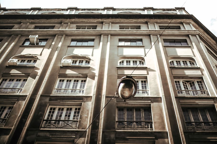 Lowangle-Fotografie, grau, Beton, Gebäude, wolkig, Himmel, Weiß, braun, tagsüber, die Architektur, hoch schauen, Fenster, Perspektive, Flachwinkelansicht, gebaute Struktur, Gebäudehülle, keine Leute, Stadt, Tag, draußen, Wohngegend, Fassade, Glas - Material, wolke - himmel, Geschichte, die Vergangenheit, alt, Zeit, Natur, Uhr, 2K