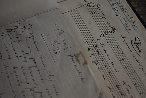 llibre, biblioteca, educació, coneixement, Arxiu, lloguer, vell, pols, rota, el manuscrit, paper, partitures, música, primer pla, full, text, a l'interior, nota musical, comunicació, cap gent, cultura i entreteniment artístic, vista d’angle alt, pàgina, publicació, enfocament selectiu, nombre, escriptura a mà, natura morta, 4K, CC0, domini públic, lliure de regalies