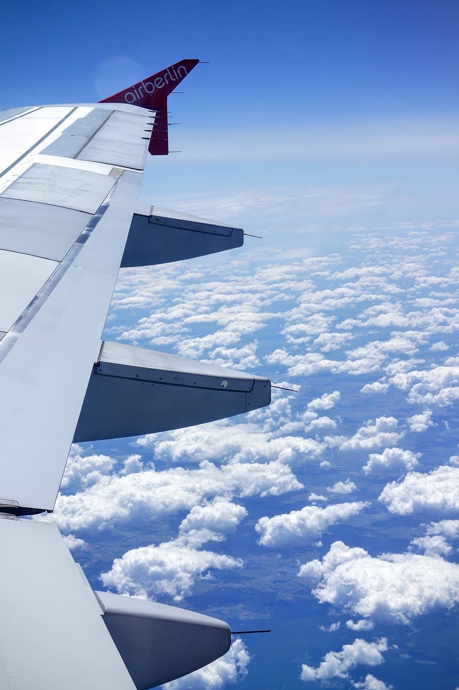 ala, avions, cel, núvols, volar, air berlin, avió, volant, vehicle aeri, aire, finestra, transport, blau, avió comercial, ala dels avions, núvol - cel, viatjar, estratosfera, vista aèria, cloudscape, alt, mirant per la finestra, manera de transport, cap gent, naturalesa, a l'aire, dia, en moviment, moviment, bellesa a la natura, escenics - natura, a l'aire lliure, Color blanc, meteorologia, 4K