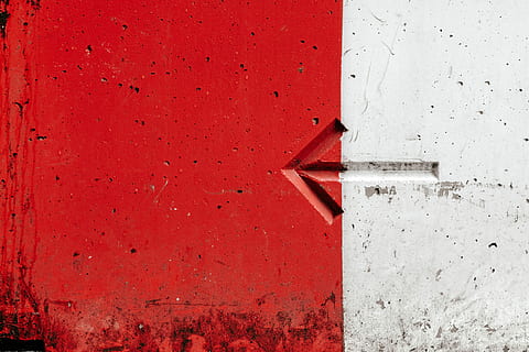 blanc, vermell, pintat, paret, fletxa d’acer, superior, superfície, edifici, fletxa, direcció, concret, esquerra, signe, assenyalant, trànsit, senyal de trànsit, Londres, dos colors, senyalització, fletxa de direcció, fons, minimalista, funció de construcció de parets, estructura construïda, arquitectura, cap gent, textura, resistent, marc complet, exterior de l'edifici, metall, dia, primer pla, a l'aire lliure, vell, entrada, porta, Color blanc, espatllat, 5K, CC0, domini públic, lliure de regalies