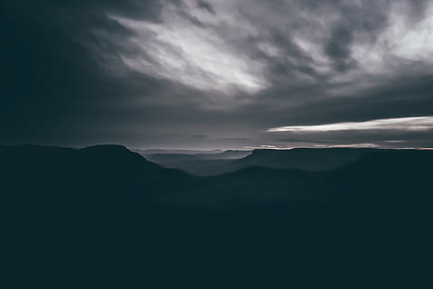 bergen, grijs, bewolkt, hemel, donker, nacht, wolken, berg-, landschap, natuur, dramatische hemel, Vakantiebestemmingen, wolk - lucht, schoonheid in de natuur, weer, storm, cloudscape, rustige scène, scenics - natuur, milieu, kalmte, bergketen, geen mensen, ontzag, silhouet, idyllisch, majestueus, buitenshuis, dramatisch landschap, 4K, CC0, publiek domein, royaltyvrij