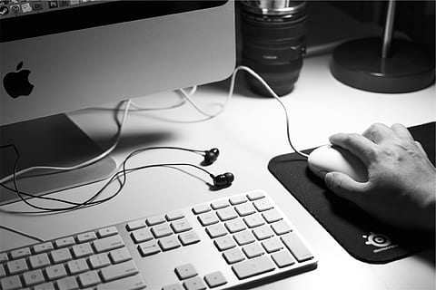 gråtonebillede, person, bedrift, computermus, æble, mac, computer, desktop, overvåge, tastatur, mus, teknologi, øretelefoner, hovedtelefoner, arbejder, forretning, kontor, skrivebord, sort og hvid, menneskelig kropsdel, computerudstyr, forbindelse, menneskelig hånd, hånd, meddelelse, en person, computer tastatur, kabel, indendørs, kropsdel, bord, voksen, tæt på, finger, 1080P, CC0, offentligt domæne, royaltyfrie