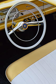 samochód, oldtimer, żółty, deszcz, Stary samochód, weteran, zabytkowe pojazdy, transport, klasyczny, styl, retro, automatyczny, stary, zabytkowy samochód, rząd, pojazd, technika, żadnych ludzi, środek transportu, pojazd lądowy, metal, zbliżenie, pojazd silnikowy, wewnątrz, kierownica, koło, projekt, dzień, nieruchomy, wysoki kąt widzenia, podróżować, panel sterowania, opona, luksus, stal, chrom, 2K, CC0, domena publiczna, darmowe zdjęcia