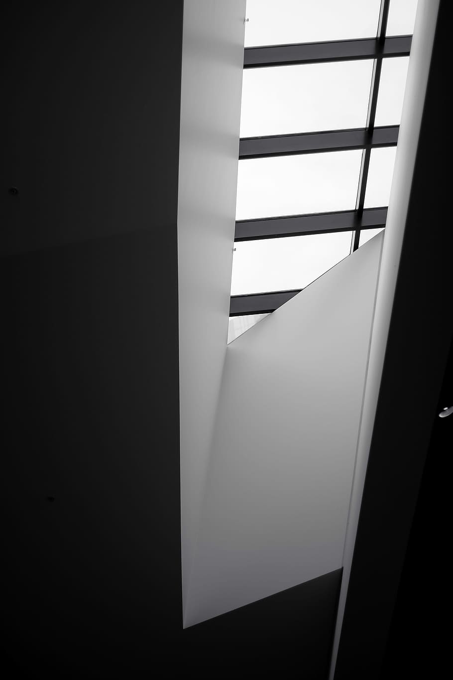 Linien, Architektur, Gebäude, Gebäudedesign, die Architektur, Gebäude, Design, modern, Struktur, Konstruktion, Geschäft, architektonisch, Stadt, städtisch, Innere, Fenster, drinnen, keine Leute, gebaute Struktur, Tag, Flachwinkelansicht, Wandbau - Funktion, kopieren sie platz, weiße Farbe, Nahansicht, Muster, Natur, Himmel, Glas - Material, Sonnenlicht, dunkel, Decke, 4K