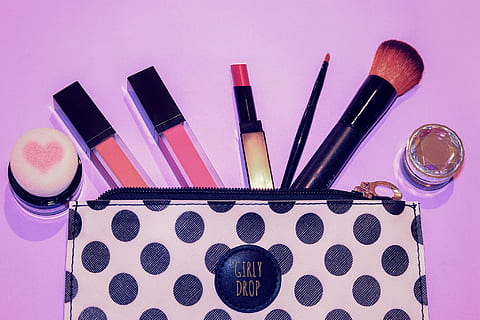 hitam, merah, kuas makeup, set, produk kecantikan, aksesori pribadi, eyeshadow, mode, dandan, lipstik, pesona, warna merah jambu, keindahan, multi-warna, sikat rias, latar belakang, palet, pilihan, variasi, masih hidup, tidak ada orang, dalam ruangan, meja, sekelompok besar objek, wadah, budaya seni dan hiburan, cat kuku, kuku, blush - make-up, 1080P, CC0, domain publik, bebas royalti