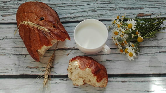 pane, latte, Grano, tavolo, cibo e bevande, in casa, nessuno, mangiare sano, cibo, freschezza, pianta, fiore, legno - materiale, pianta fiorita, foglia, parte vegetale, benessere, natura morta, natura, vista dall'alto, avvicinamento, bere, prodotto caseario, 4K, CC0, dominio pubblico, privo di copyright