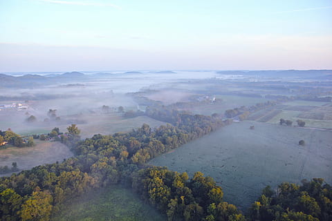bulutlar, alanlar, sis, orman, peyzaj, doğa, duman, buhar, ağaçlar, havadan görünüş, scenics, kırsal manzara, açık havada, manzaralar - doğa, doğada güzellik, bitki, çevre, ağaç, gökyüzü, sakin sahne, huzur, insansız, yüksek açılı görünüş, kentsel olmayan sahne, arazi, pastoral, gün, bulut - gökyüzü, 2K, CC0, kamu malı, telif ücretsiz
