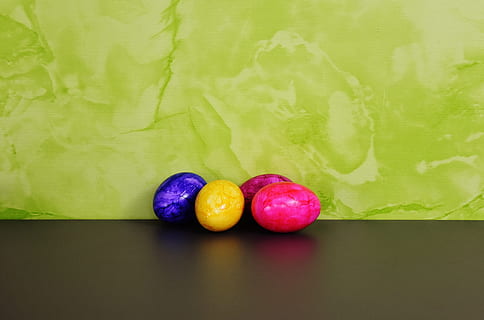 mehrere Ostereier, bunt, Ostereier, Frohe Ostern, bunte Eier, farbig, Ei, Ostern, Farbe, Lebensmittel, gefärbte Ostereier, grüne Farbe, Poolspiel, kopieren sie platz, keine Leute, Farbbild, mehrfarbig, Obst, Apfel - Frucht, drinnen, Essen und Trinken, Tabelle, gesundes Essen, Wohlbefinden, Frische, Stillleben, Nahansicht, Blatt, Studioaufnahme, Zitrusfrucht, Pflanzenteil, Einfachheit, 5K, CC0, gemeinfrei, lizenzfrei