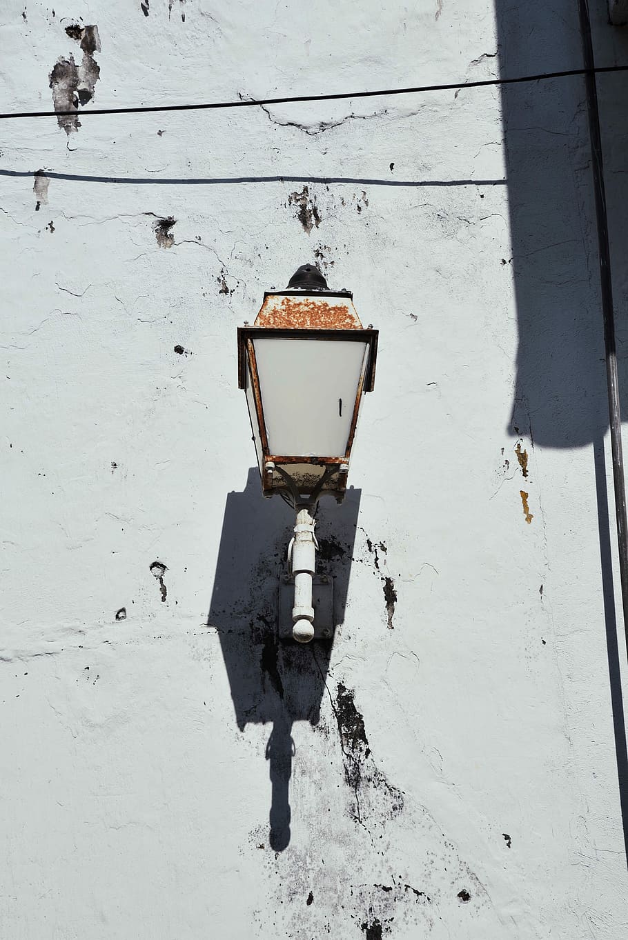 brun sconce, væg, lys, lampe, gammel, gade, sollys, skygge, maling, skræl, bygget struktur, murbygningsfunktion, dag, arkitektur, ingen mennesker, elektricitet, bygning udvendig, belysningsudstyr, udendørs, kabel, hvid farve, natur, lav vinkel visning, hængende, teknologi, sne, bygning, vinter, elektrisk lampe, 4K