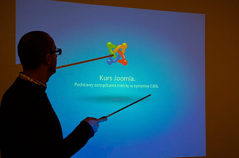 homme, permanent, écran de projection, cms, Joomla, entraînement, cours, science, conférence, à l'intérieur, bleu, écran, fond coloré, personnes, la communication, montrer du doigt, prise de vue en studio, éducation, La technologie, Hommes, écran tactile, adulte, en portant, mâles, faire des gestes, photo du visage, apprentissage, fond bleu, en cours d'analyse, vue de profil, 4K, CC0, domaine public, libre de droits