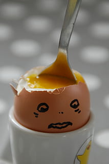 humor, huevo, cabeza, mal, comida y bebida, de cerca, nadie, centrarse en primer plano, comida, foto de estudio, adentro, utensilio de cocina, naturaleza muerta, utensilio para comer, cuchara, Arte y artesanía, frescura, creatividad, representación, cara antropomorfa, celebracion, antropomórfico, amarillo, cara, tentación, 2K, CC0, dominio público, libre de derechos