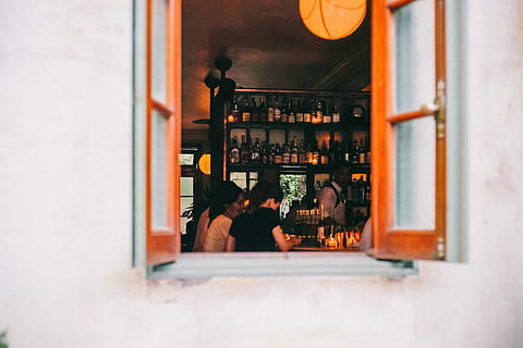 finestra, Bar de vins, gent, grup, persona, endins, habitació, barra, obert, llum, ampolles, menjar i beguda, negocis, arquitectura, estructura construïda, entrada, porta, adult, dia, reflexió, restaurant, a l'aire lliure, bar - establiment de begudes, refresc, exterior de l'edifici, dones, botiga, beure, una persona, 2K, CC0, domini públic, lliure de regalies