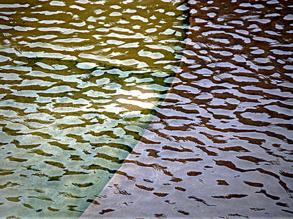 welligkeit, Wasseroberfläche, Muster, Welle, Wasser, Oberfläche, abstrakt, Schatten, Kontrast, Licht, dunkel, Wavelet, Wellenlänge, Grenze, Einteilung, Trennwand, Natur, Hintergründe, texturiert, Vollbild, keine Leute, Nahansicht, High Angle View, Tag, grüne Farbe, schwimmend, Ufergegend, nass, Blatt, Schönheit in der Natur, draußen, Pflanzenteil, auf dem Wasser schwimmen, natürliches Muster, Fliesenboden, Schwimmbad, Blätter, 4K, CC0, gemeinfrei, lizenzfrei