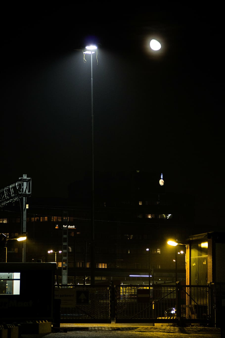 nit, construcció, lloc de construcció, llum, treballar, il·luminat, llum del carrer, carrer, equips d’il·luminació, cap gent, ciutat, estructura construïda, arquitectura, exterior de l'edifici, cel, lluna, vista d’angle baix, transport, a l'aire lliure, naturalesa, vida de ciutat, fosc, destinacions de viatge, 5K