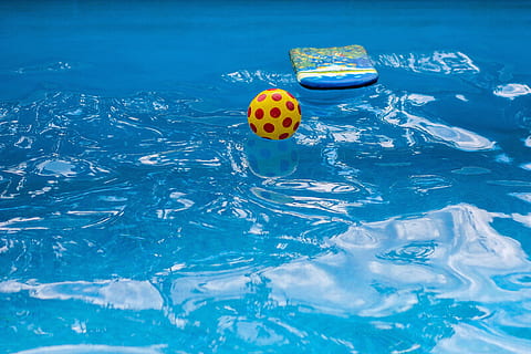 gul, rød, fodbold, legeme, vand, pool, bold, strand, sommer, svømning, ferie, havnefronten, blå, lys, bølge, ingen mennesker, natur, svømmepøl, udendørs, dag, flydende, flyder på vandet, sport, høj vinkel visning, bevægelse, legetøj, piblede, tæt på, oppustelige, blå baggrund, 4K, CC0, offentligt domæne, royaltyfrie