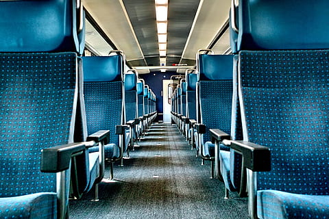 azul, gris, asientos de bus, entrenar, dentro, asientos del tren, tren vacío, transporte, viaje, público, vagón, adentro, exprimir, asiento, carro, asiento del vehículo, en una fila, iluminado, vacío, interior del vehículo, nadie, modo de transporte, perspectiva decreciente, metal, equipo de iluminación, transporte público, arquitectura, ausencia, el camino a seguir, tecnología, acero, aleación, pasillo, 720P, CC0, dominio público, libre de derechos