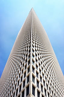 grattacielo, costruzione, giorno, architettura, moderno, struttura costruita, edificio per uffici, Torre, esterno dell'edificio, attività commerciale, alto - alto, scena urbana, distretto del centro, città, cielo, vetro - materiale, finestra, blu, riflessione, finanza, futuristico, Inquadratura dal basso, paesaggio urbano, facciata, all'aperto, industria di costruzioni, edificio per uffici esterno, ufficio, nessuno, modello, natura, cielo sereno, forma, direttamente sotto, 2K, CC0, dominio pubblico, privo di copyright