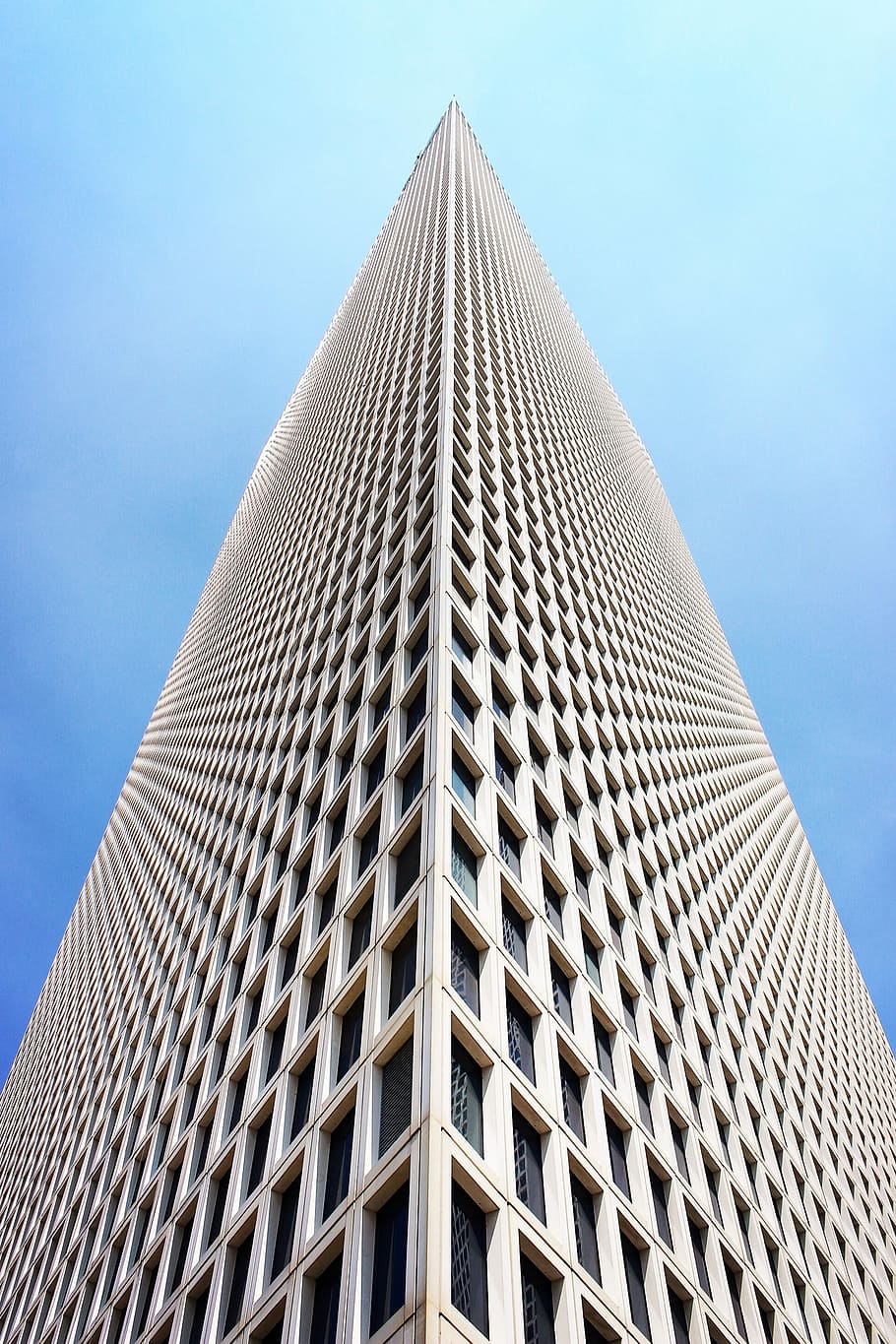 grattacielo, costruzione, giorno, architettura, moderno, struttura costruita, edificio per uffici, Torre, esterno dell'edificio, attività commerciale, alto - alto, scena urbana, distretto del centro, città, cielo, vetro - materiale, finestra, blu, riflessione, finanza, futuristico, Inquadratura dal basso, paesaggio urbano, facciata, all'aperto, industria di costruzioni, edificio per uffici esterno, ufficio, nessuno, modello, natura, cielo sereno, forma, direttamente sotto, 2K
