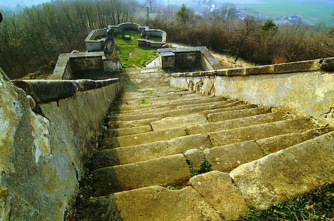 schody, dolů, schodiště, architektura, schodiště a schodiště, stavba, den, Příroda, zeď, starý, nikdo, cesta vpřed, strom, směr, Dějiny, zábradlí, rostlina, minulost, venku, voda, slunečního světla, pevný, kamenná zeď, starověké civilizace, 2K, CC0, veřejná doména, bez autorských práv