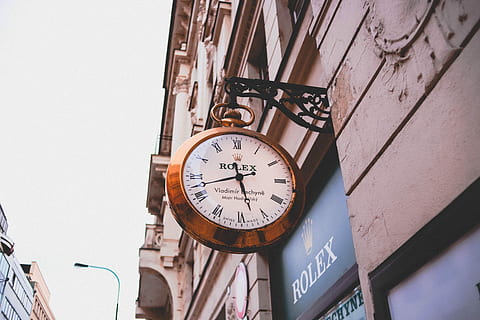 rellotge analògic Rolex, mostrant, 5:41, analògic rodó, penjant, rellotge, paret, temps, Rolex, botiga, signe, edifici, ciutat, buscant, europa, geometria, mínim, resum, perspectiva, architexture, línia, paisatge urbà, txec, veure, vista d’angle baix, cap gent, arquitectura, estructura construïda, nombre, dia, exterior de l'edifici, precisió, Minuta, funció de construcció de parets, a l'aire lliure, instrument del temps, primer pla, nombre romà, metall, roman, rellotge de paret, 5K, CC0, domini públic, lliure de regalies
