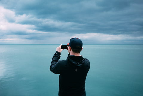 morze, ocean, woda, fale, Natura, niebieski, niebo, chmury, horyzont, ludzie, mężczyzna, chłopak, milenium, mobilny, telefon, jedna osoba, na stojąco, mężczyźni, chmura - niebo, patrząc, dorosły, technologia, tematy fotograficzne, pas w górę, spędzania wolnego czasu, trzymać, na dworze, czynność, horyzont nad wodą, 4K, CC0, domena publiczna, darmowe zdjęcia