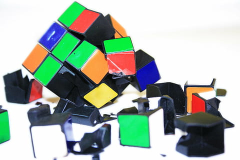 cubo, Magia, stress, multicolore, giocattolo, giallo, creatività, blu, in casa, grande gruppo di oggetti, sfondo bianco, natura morta, avvicinamento, girato in studio, scelta, nessuno, variazione, arte e artigianato, giochi di svago, forma cubica, tavolo, bloccare, gruppo di oggetti, cultura artistica e intrattenimento, 1080P, CC0, dominio pubblico, privo di copyright