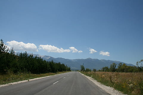 Bulgarien, Berge, Sofia, Straße, der Weg nach vorn, Himmel, Transport, Richtung, Baum, Pflanze, Landschaft, Natur, Berg, keine Leute, Umgebung, Ruhe, abnehmende Perspektive, Nicht-städtische Szene, Tag, Schönheit in der Natur, Szenen - Natur, ruhige Szene, Blau, draußen, 4K, CC0, gemeinfrei, lizenzfrei
