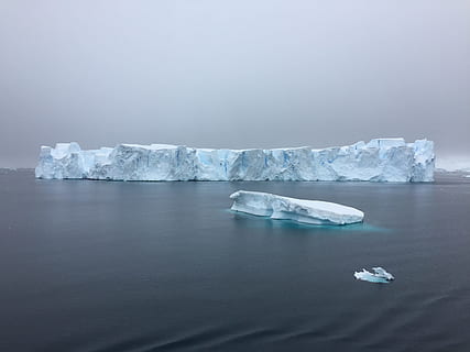 fotografia di paesaggio, ghiacciaio, oceano, nuvole, freddo, ambiente, galleggiante, brina, gelido, congelato, ghiaccio, iceberg, ghiacciato, fusione, natura, all'aperto, panoramico, mare, cielo, acqua, temperatura fredda, inverno, la neve, iceberg - formazione di ghiaccio, la tranquillità, scena tranquilla, scenics - natura, paesaggio, galleggia sull'acqua, nessuno, laguna, 2K, CC0, dominio pubblico, privo di copyright