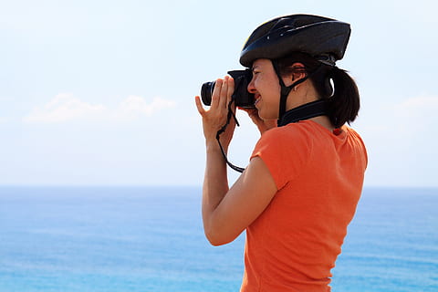 Aktion, aktiv, Aktivität, Blau, Radfahrer, Helm, Mensch, Freizeit, draussen, Menschen, Person, Fotograf, Himmel, Sport, Sommer-, jung, Frau, Meer, Ozean, Wasser, Technologie, junger Erwachsener, eine Person, kabellose Technologie, Freizeitbeschäftigung, Fotografie-Themen, Horizont über Wasser, Legere Kleidung, Stehen, Horizont, Fotografieren, echte Menschen, junge Frau, halten, Natur, Taille hoch, Mode, draußen, 1080P, CC0, gemeinfrei, lizenzfrei