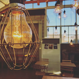 klar, lys pære, vendt, indre, cafe, belysning, atmosfære, indendørs, varme, cafe belysning, design, indvendig belysning, føle, belysning design, ingen mennesker, hængende, tæt på, belyst, filament, arkitektur, dag, glas - materiale, fokus på forgrunden, gennemsigtig, belysningsudstyr, elektricitet, lys, elektrisk lys, teknologi, lav vinkel visning, beholder, elektrisk lampe, 2K, CC0, offentligt domæne, royaltyfrie