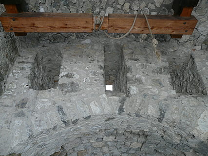 manta, bóveda, cable, pared, albañilería, arquitectura, nadie, estructura construida, día, vista de alto ángulo, antiguo, al aire libre, edificio, historia, el pasado, erosionado, material de madera, temperatura fría, sección baja, dañado, Pared de piedra, naturaleza, el camino a seguir, techo, 2K, CC0, dominio público, libre de derechos