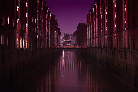 arquitectura, reflexión, iluminado, oscuridad, ligero, hamburg, Speicherstadt, noche, estado animico, efecto, edificio, agua, estructura construida, ciudad, exterior del edificio, naturaleza, cielo, rojo, nadie, destinos de viaje, frente al mar, al aire libre, canal, púrpura, callejón, 4K, CC0, dominio público, libre de derechos