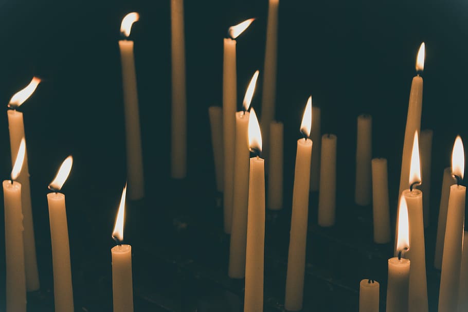 blanc, llarg, lot de vela, lot de vela blanca, vela, candelabro, candelabre, llum de foc, ombra, foc, cremant, flama, foc - fenomen natural, il·luminat, lloc de culte, a l'interior, creença, religió, espiritualitat, calor - temperatura, cap gent, primer pla, estructura construïda, brillant, naturalesa, arquitectura, fosc, fusió, 4K
