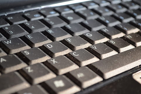 klawiatura, komputer, laptop, notatnik, kurz, zakurzony, technologia, zbliżenie, selektywne skupienie, wyposażenie komputera, wewnątrz, żadnych ludzi, tła, klucz komputera, część komputerowa, porozumiewanie się, czarny kolor, pełna ramka, klawiatura komputerowa, tekst, list, technologia bezprzewodowa, alfabet, numer, naciśnij przycisk, 1080P, CC0, domena publiczna, darmowe zdjęcia